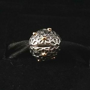 PANDORA Lazy Daisy Clip Charm 791014